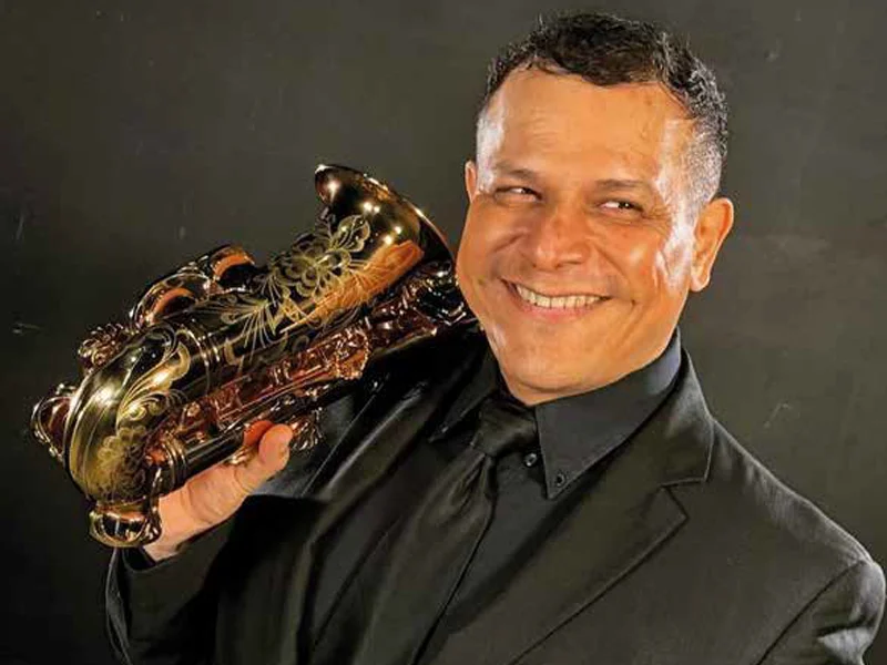 Saxofonista tocando con grupos musicales cancun