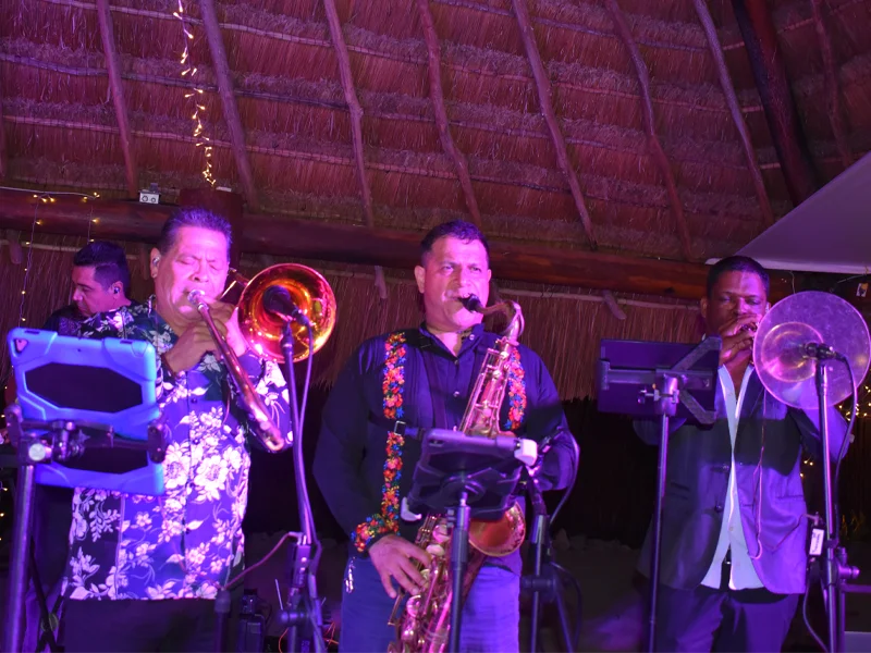 Banda en vivo para bodas riviera maya tocando en Blue Venado