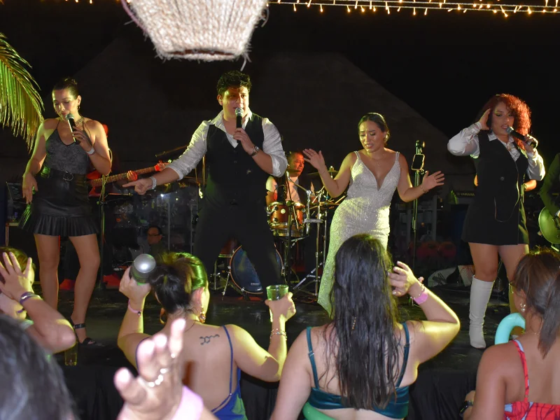 bandas para bodas riviera maya tocando en Grand Palladium