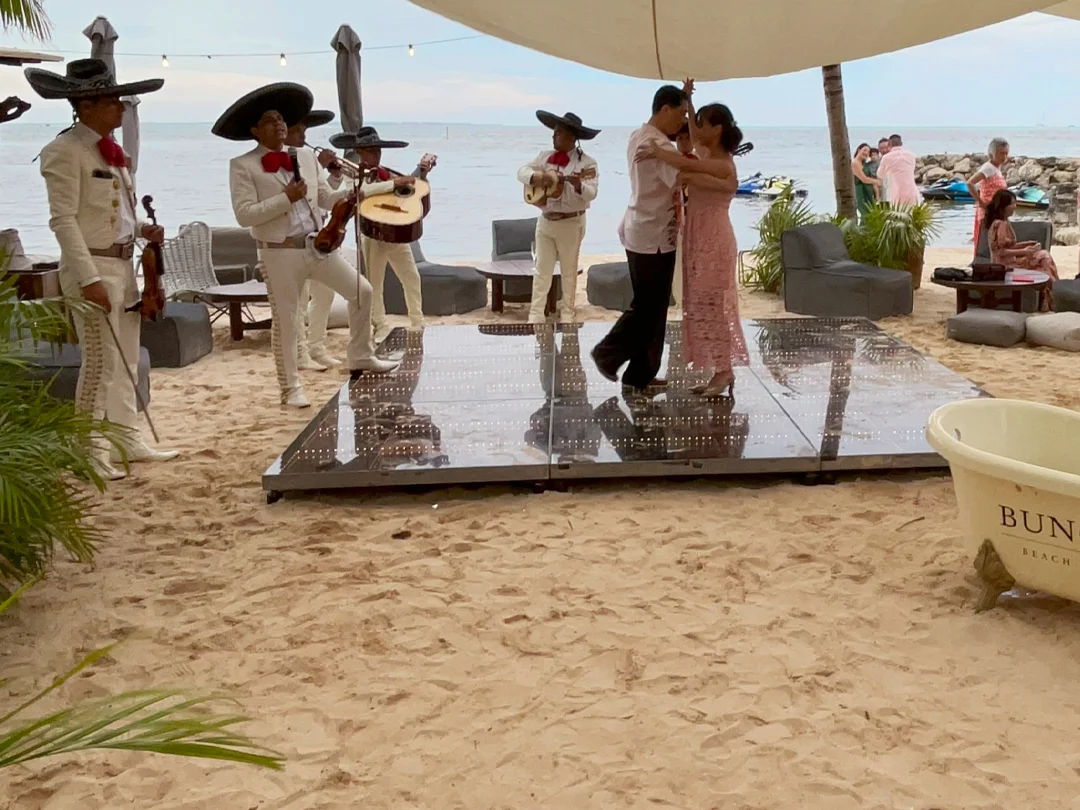 Mariachi en Cancún — Mariachi Bungalow Beach Cancun