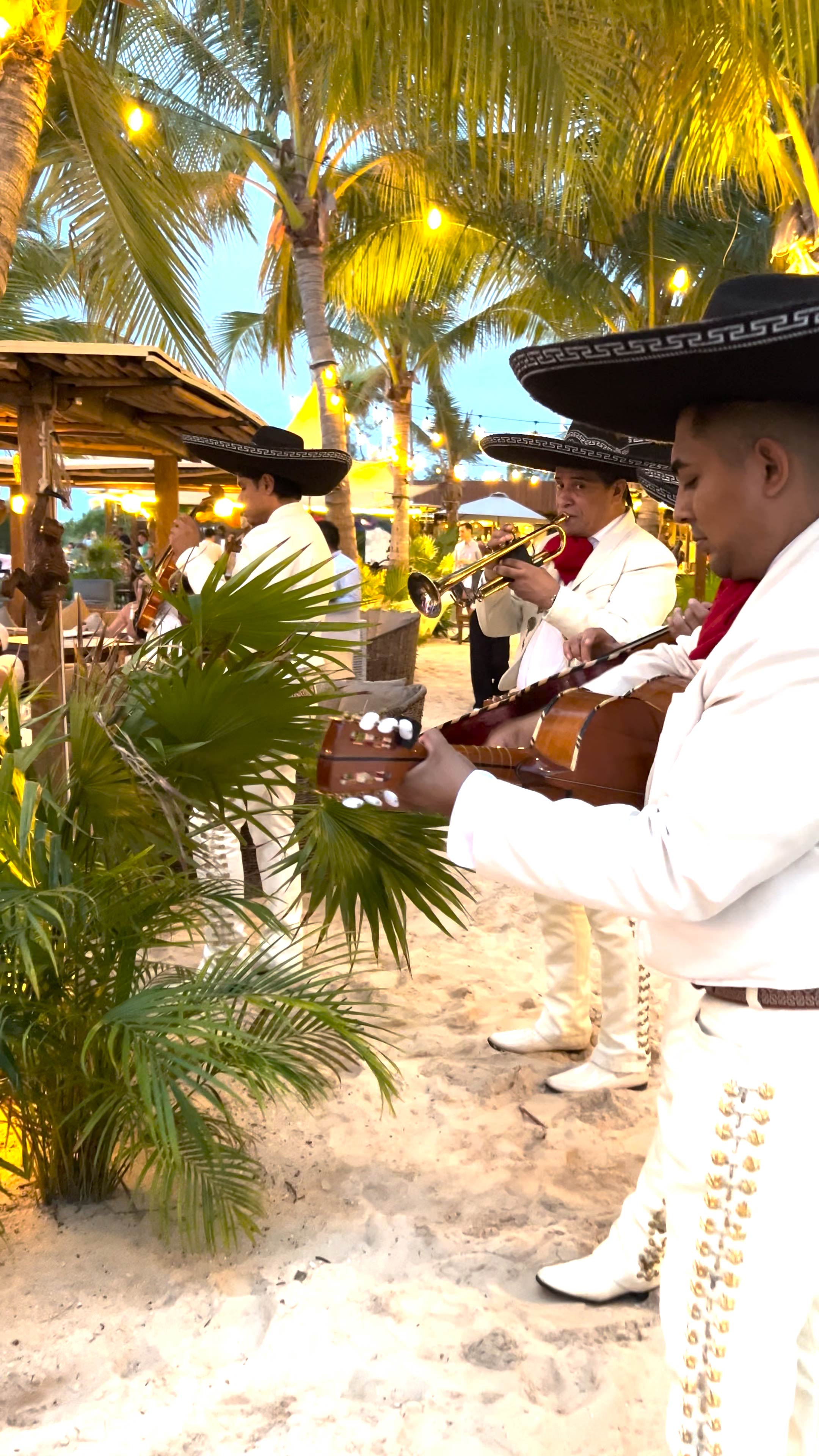 Mariachi en Cancún — Mariachi Bungalow Beach Cancun