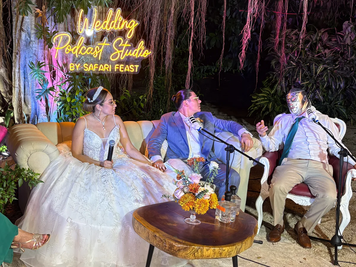 Novios compartiendo su historia en el set